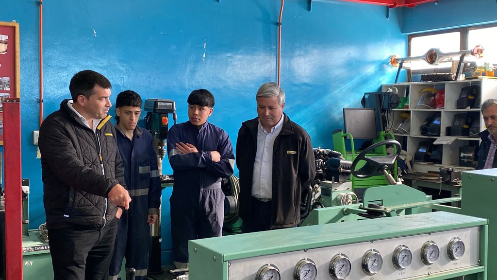 Visita de Finning a taller del liceo Cardenal Raul Silva Henríquez1