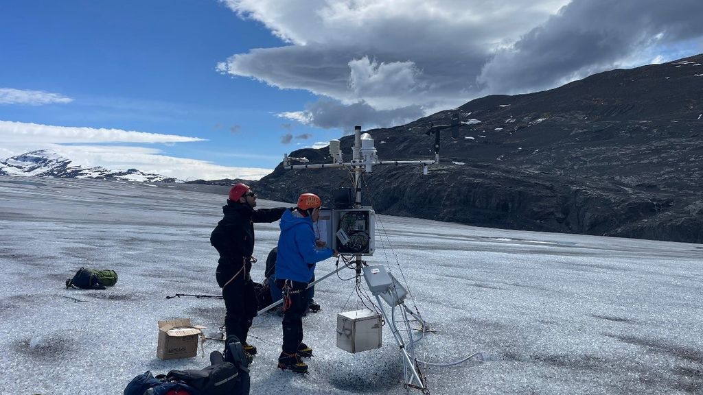 Estación automática móvil, instalada en el borde oriental del glaciar Tyndal 17_10_24