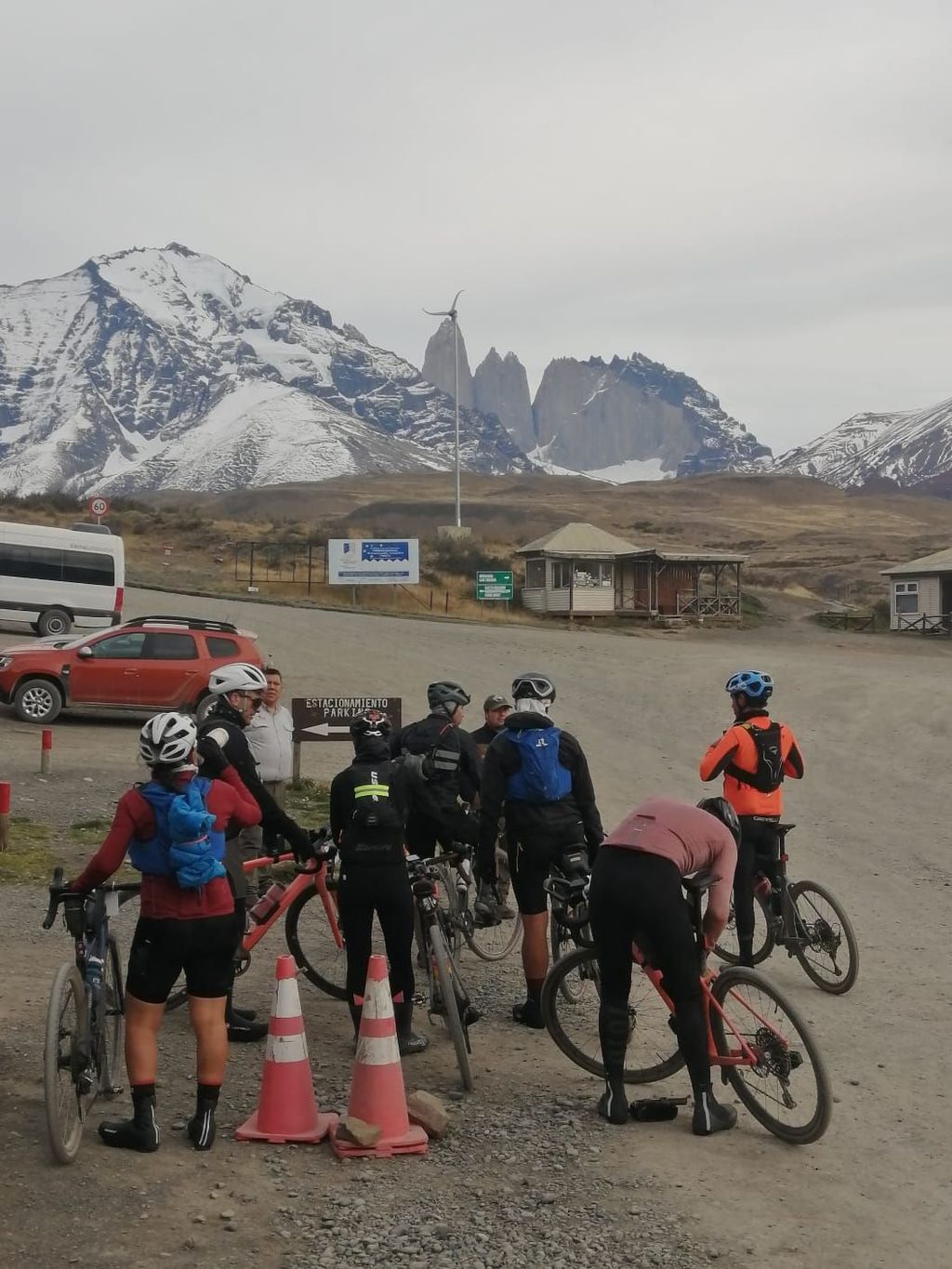 Ciclistas en el ingreso al PNTP Ciclistas en el ingreso al PNTP