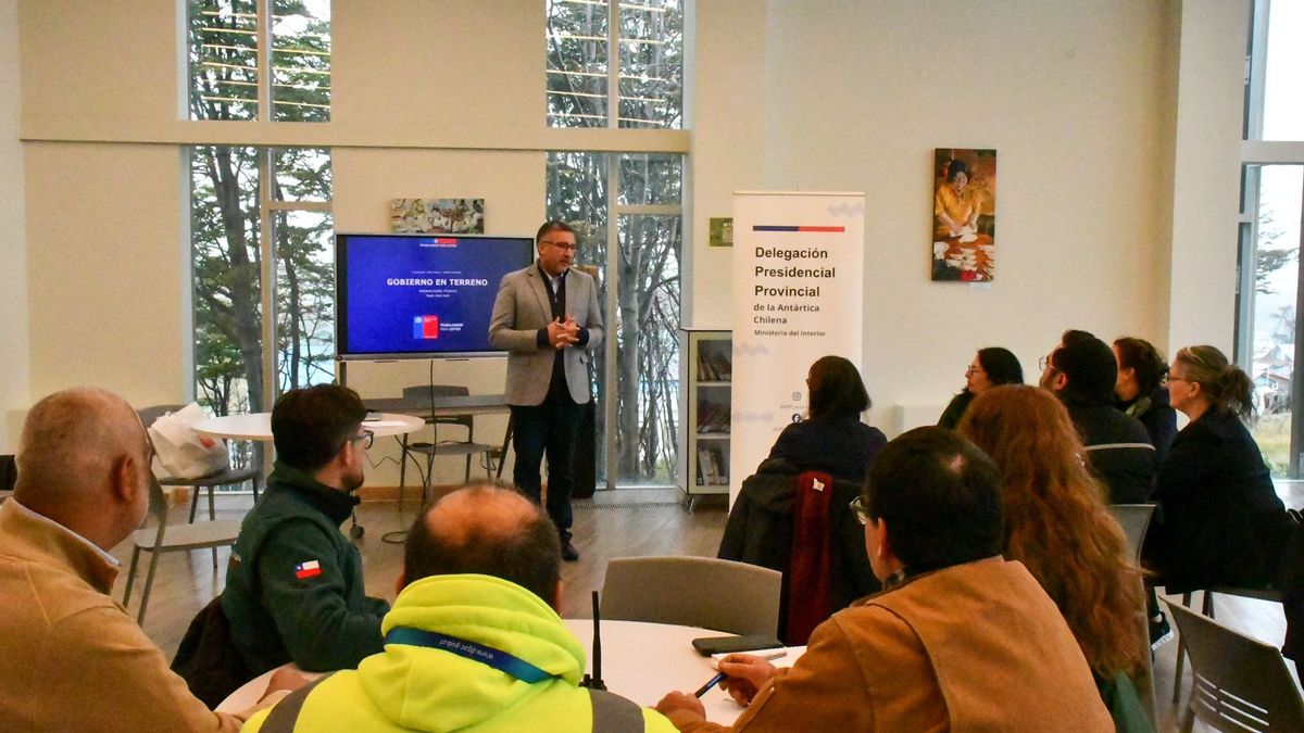 DELEGADO MONCADA LIDERA SU PRIMER PLENARIO DE SERVICIOS PÚBLICOS EN LA PROVINCIA ANTÁRTICA CHILENA