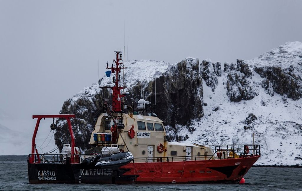 Lancha Karpuj en península Lancha Karpuj en península