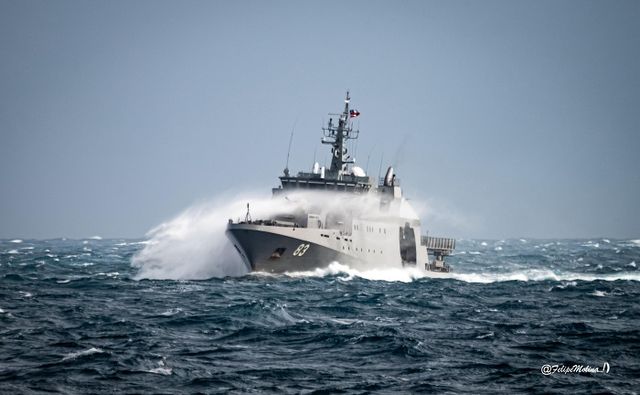OPV 83 Marinero Fuentealva venciendo el temporal en las aguas del oceano Austral en Antártica