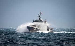 OPV 83 Marinero Fuentealva venciendo el temporal en las aguas del oceano Austral en Antártica