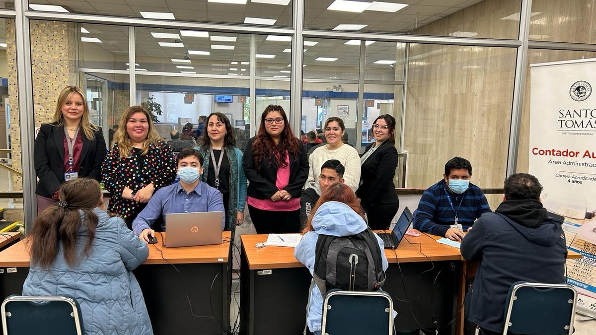 ESTUDIANTES DE SANTO TOMÁS APOYAN AL SII EN OPERACIÓN RENTA