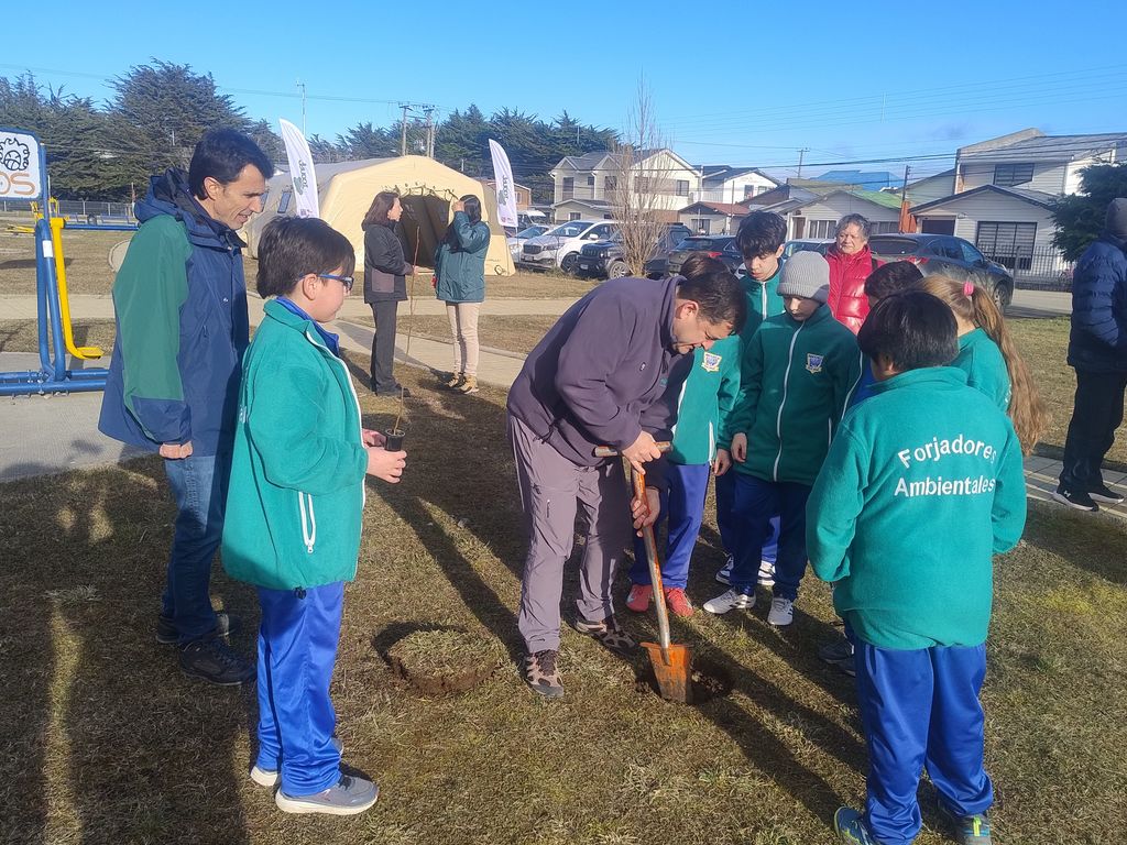 Director regional de CONAF realiza plantación en Plaza Villa Las Nieves