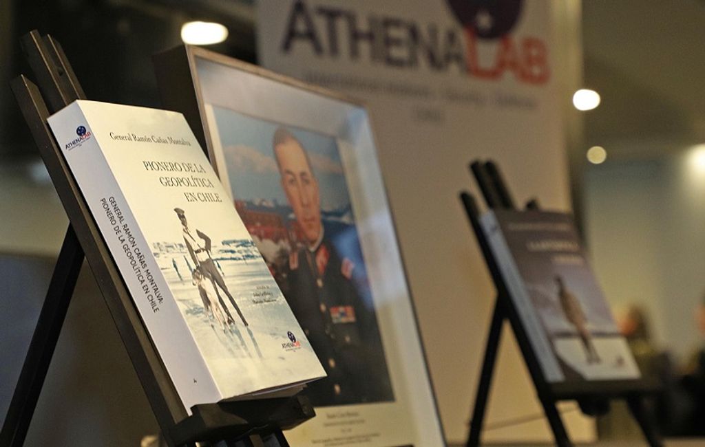 El contunde libro _General Ramón Cañas Montalva_ Pionero de la Geopolítica en Chile_ junto al retrato de este importante pensador (1) El contunde libro _General Ramón Cañas Montalva_ Pionero de la Geopolítica en Chile_ junto al retrato de este importante pensador (1)