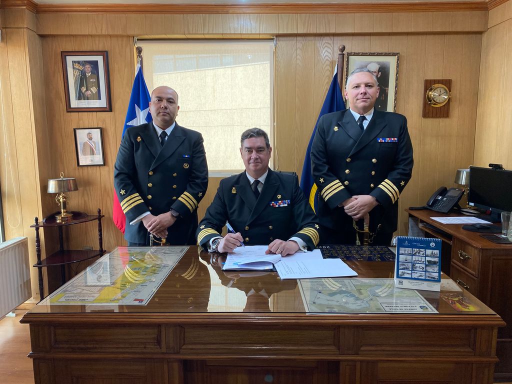 Capitán de Fragata LT Esteban Ávila, Capitán de Navío Litoral Felipe González, Capitán de Fragata Litoral Fernando Diez en la firma de acta e historial de la Capitanía de Puerto