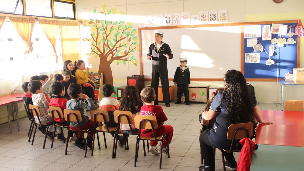 Prekinder y Kinder de la Escuela Pedro Sarmiento de Gamboa duranta la exposición Prekinder y Kinder de la Escuela Pedro Sarmiento de Gamboa duranta la exposición