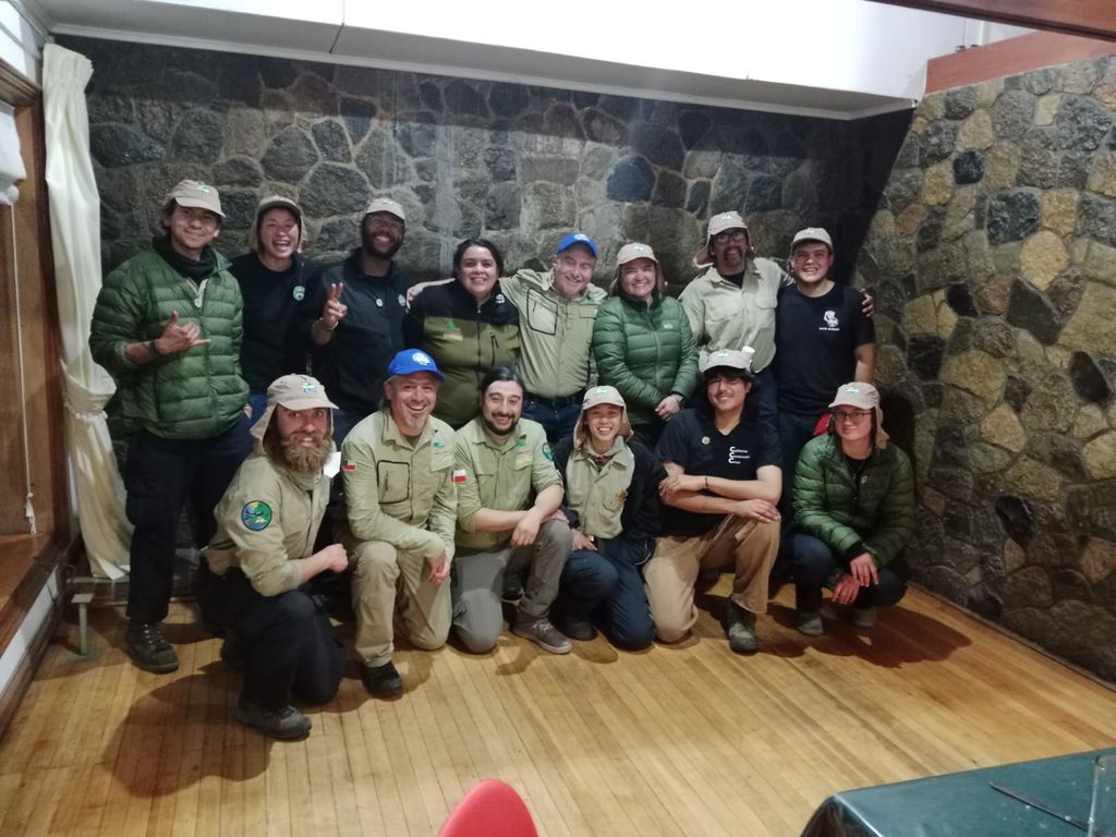 El director regionaL de CONAF(de pie al centro) junto a los 9 voluntarios norteamericanos y el equipo de CONAF en el PNTP El director regionaL de CONAF(de pie al centro) junto a los 9 voluntarios norteamericanos y el equipo de CONAF en el PNTP