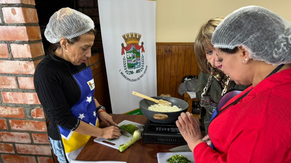 VECINOS DE RÍO VERDE PARTICIPARON EN TALLER GASTRONÓMICO ENFOCADO EN PREPARACIÓN DE SUSHI