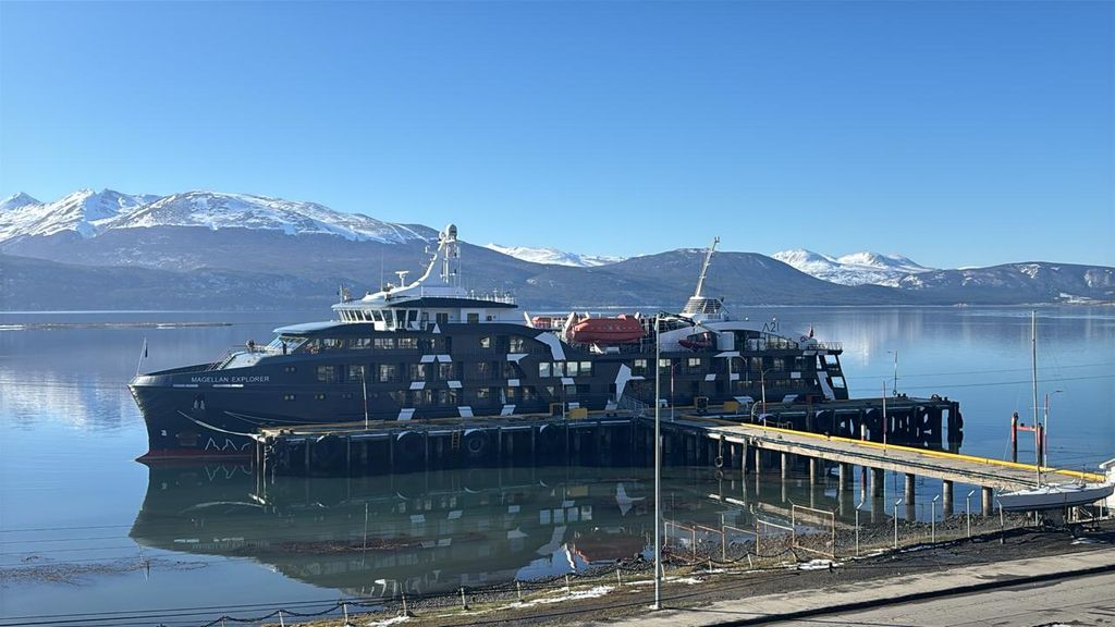 Magellan Explorer en Muelle Guardián Brito - Williams (1) Magellan Explorer en Muelle Guardián Brito - Williams (1)