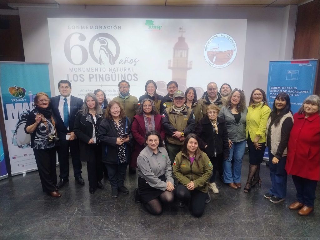 El equipo de CONAF junto a las integrantes del colctivo de arte Matices