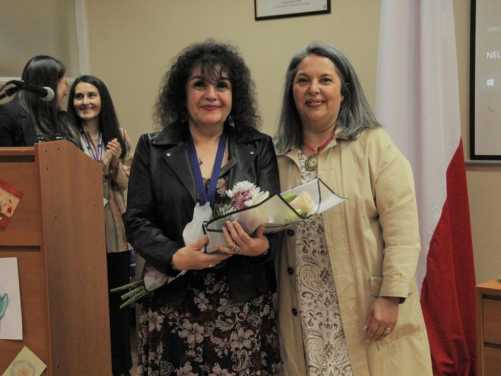 Recibiendo reconocimiento junto a directora regional Paola Valenzuela Pino Recibiendo reconocimiento junto a directora regional Paola Valenzuela Pino