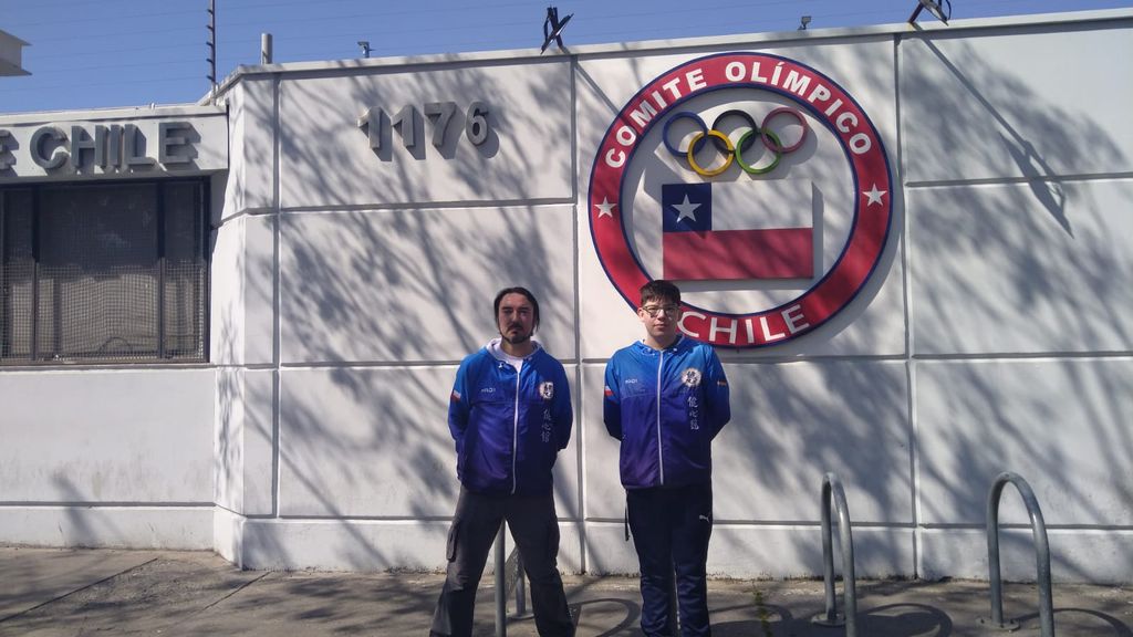Sensei Iván Muñoz, alumno Santiago Díaz en el ingreso al CEO