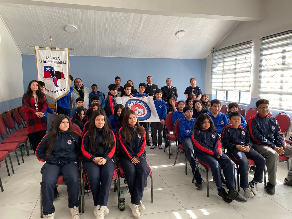 Asistentes al finalizar la charla junto al pabellon del programa Embajadores Antárticos