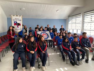 Asistentes al finalizar la charla junto al pabellon del programa Embajadores Antárticos