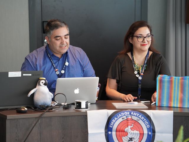 La periodista María Pastora y el Historiador Frnacisco Sánchez exponiendo en el Open Conference SCience 2026 en Oslo