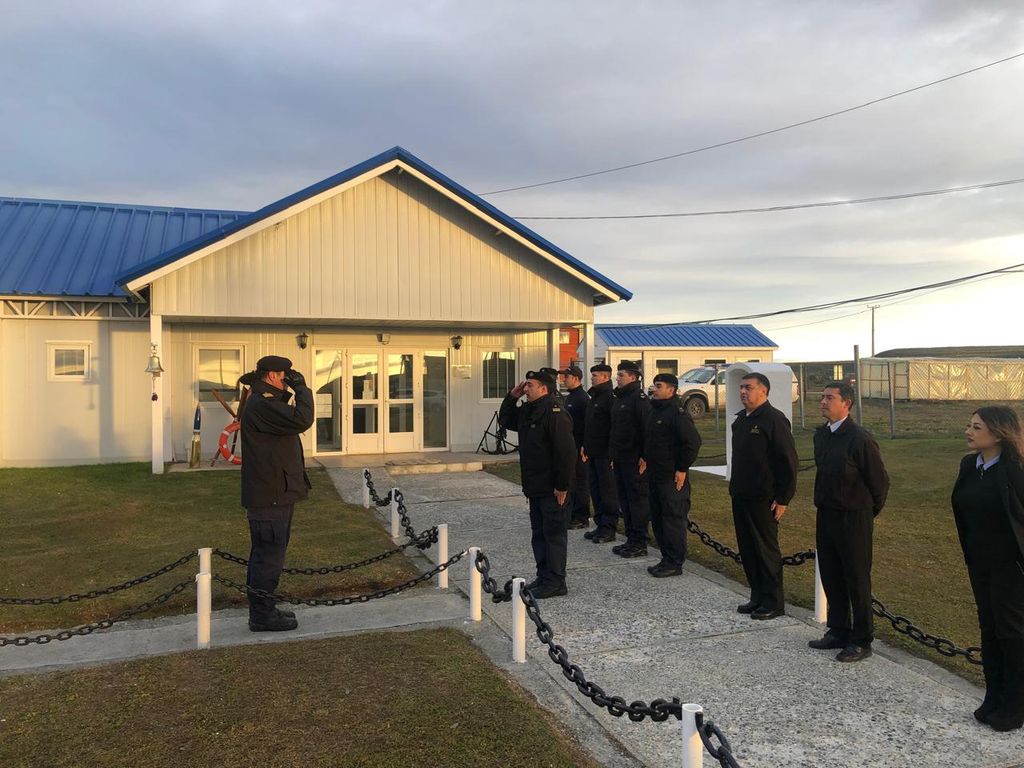 Gobernador Marítimo de Punta Arenas, Capitán de Navío Litoral Felipe Gonzalez, junto a dotación de la Capitanía de Puerto de Tierra del Fuego Gobernador Marítimo de Punta Arenas, Capitán de Navío Litoral Felipe Gonzalez, junto a dotación de la Capitanía de Puerto de Tierra del Fuego