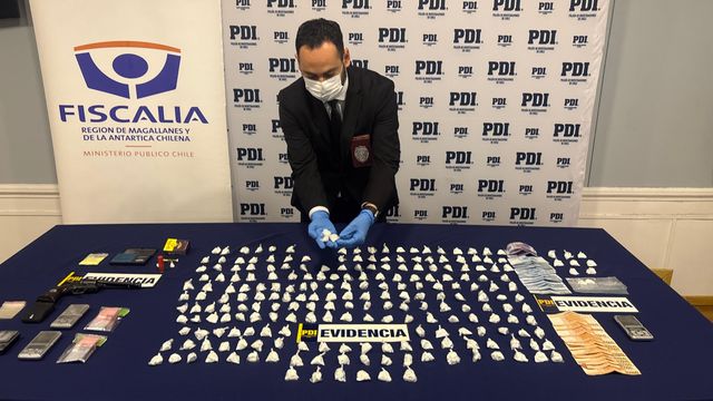 Brigada Antinarcóticos y Contra el Crimen Organizado (BRIANCO) Punta Arenas de la PDI, en coordinación con el Sistema de Análisis Criminal y Focos Investigativos (SACFI) de la Fiscalía y la Oficina Regional de Investigación Criminal (ORICRIM) de Gendarmería de Chile en Magallanes, se logró desbaratar una banda criminal dedicada al tráfico ilícito de drogas en la región. Brigada Antinarcóticos y Contra el Crimen Organizado (BRIANCO) Punta Arenas de la PDI, en coordinación con el Sistema de Análisis Criminal y Focos Investigativos (SACFI) de la Fiscalía y la Oficina Regional de Investigación Criminal (ORICRIM) de Gendarmería de Chile en Magallanes, se logró desbaratar una banda criminal dedicada al tráfico ilícito de drogas en la región.