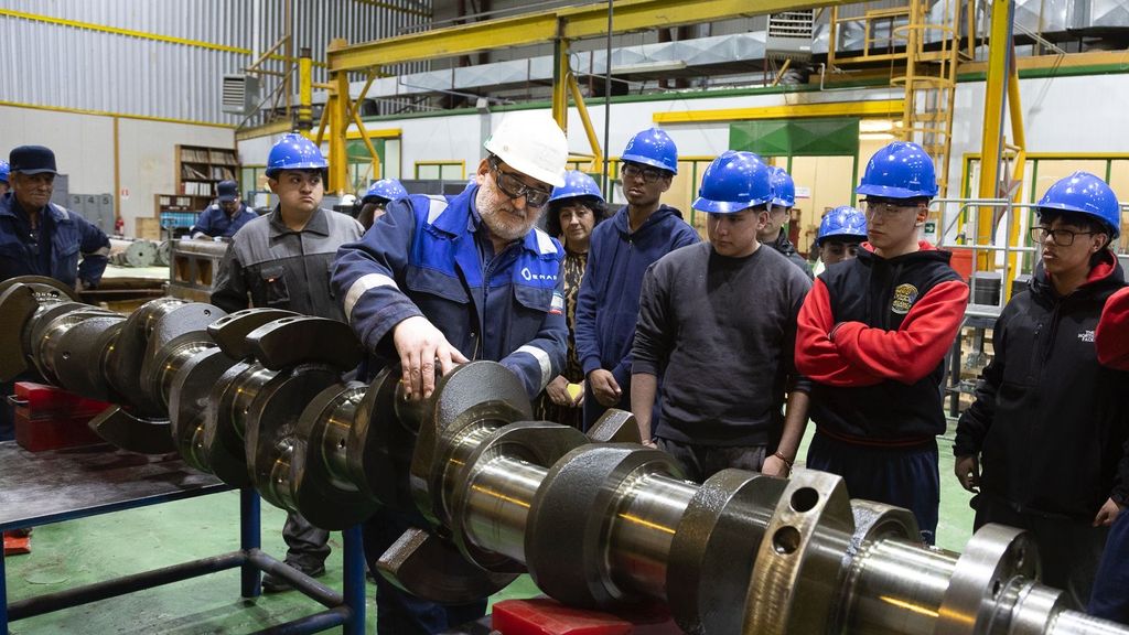 Estudiantes de Puerto Natales en su visita a instalaciones de Laredo (9) Estudiantes de Puerto Natales en su visita a instalaciones de Laredo (9)