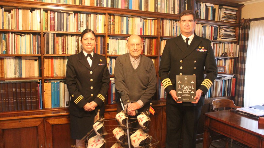 Teniente Primero Litoral Camila Barros, Mateo Martinic y el Gobernador Marítimo de Punta Arenas Capitán de Navío Litoral Felipe Gonzalez Teniente Primero Litoral Camila Barros, Mateo Martinic y el Gobernador Marítimo de Punta Arenas Capitán de Navío Litoral Felipe Gonzalez