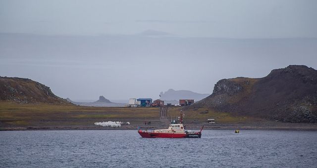 Lancha-científica-Karpuj-de-fondo-refugio-Risopatrón-INACH__-en-caleta-Coppermine-isla-Robert-H Lancha-científica-Karpuj-de-fondo-refugio-Risopatrón-INACH__-en-caleta-Coppermine-isla-Robert-H