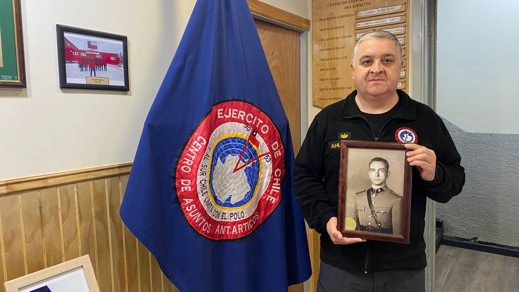 Retrato del Capitán Hugo Schmidt entregado al Centro de Asuntos Antárticos del Ejército 2