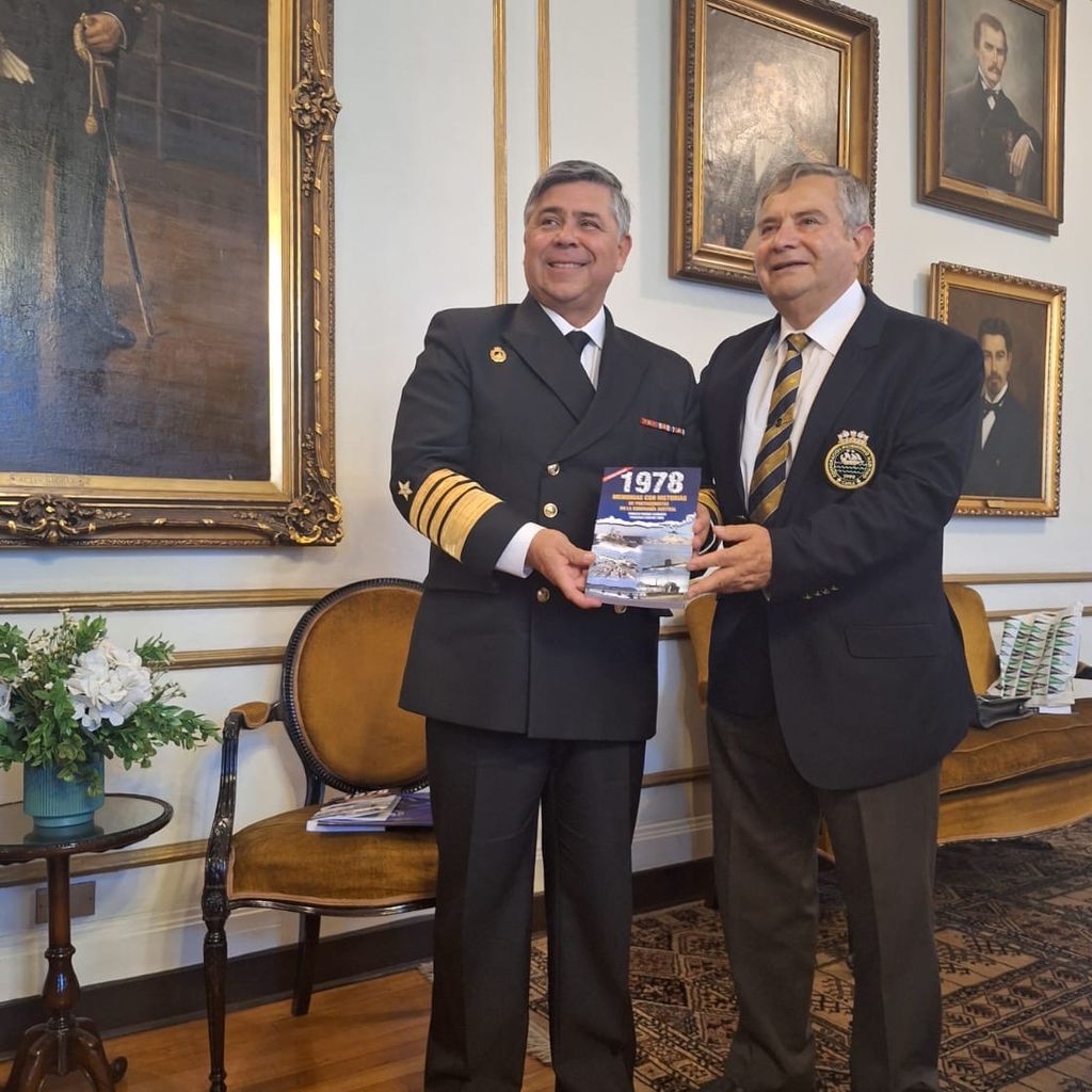 El Comandante en Jefe de la Armada, Almirante Fernando Cabrera, recibe copia del libro de parte del coautor Ernesto Paredes