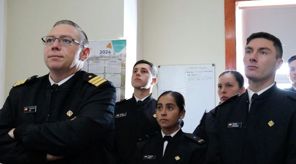 En su visita a la Gobernación Marítima intercambiaron experiencias con miembros de la dotación En su visita a la Gobernación Marítima intercambiaron experiencias con miembros de la dotación