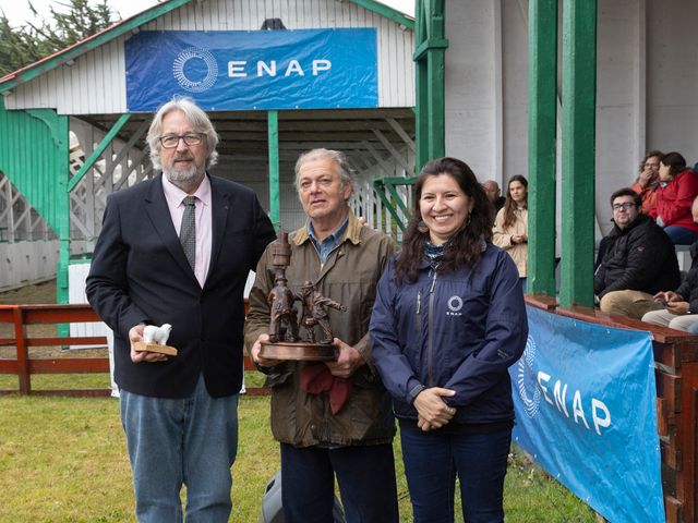 Gerardo Otzen, presidente de Asogama, y Patricia Silva, de Enap, entregaron el premio al plantel ganador, representado por Patricio Almonacid