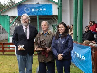 Gerardo Otzen, presidente de Asogama, y Patricia Silva, de Enap, entregaron el premio al plantel ganador, representado por Patricio Almonacid Gerardo Otzen, presidente de Asogama, y Patricia Silva, de Enap, entregaron el premio al plantel ganador, representado por Patricio Almonacid