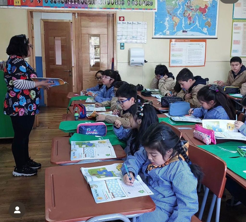 Alumnos con libros Alumnos con libros