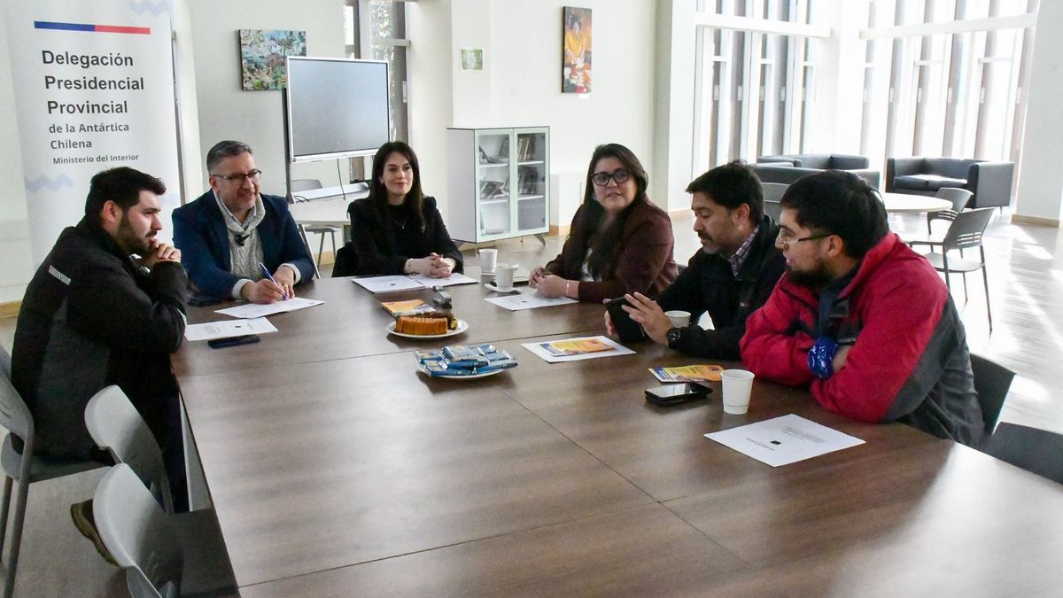 DELEGACIÓN ANTÁRTICA CHILENA COORDINA CON EMPRESAS DE PUERTO WILLIAMS ACCIONES PARA ACERCAR SERVICIOS PÚBLICOS Y PROMOVER VIDA SALUDABLE EN TRABAJADORES