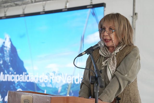 b8b15cfd-6f4b-4c74-99c1-fdeb7c25d93c b8b15cfd-6f4b-4c74-99c1-fdeb7c25d93c