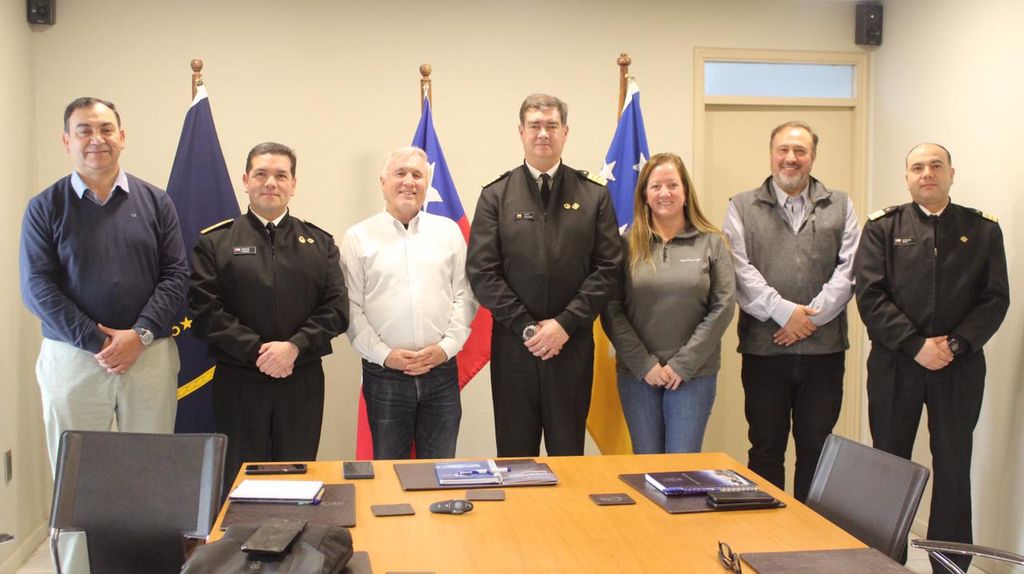 Contraalmirante LT Carlos Fredes y Gobernador Marítimo de Punta Arenas Capitán de Navío Litoral Felipe Gonzalez en reunión con usuarios Marítimos