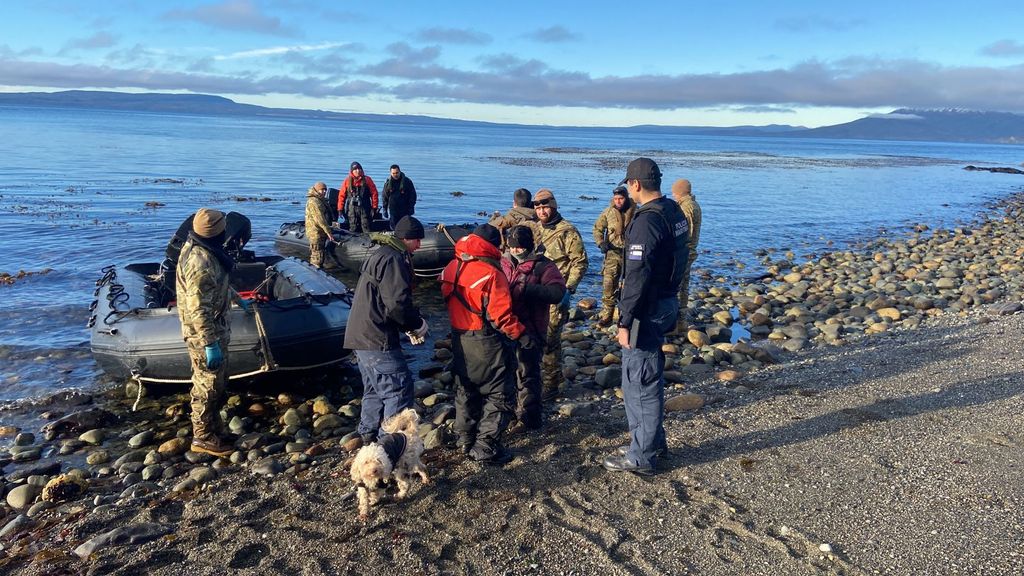 Personal de Policía Marítima, Infantes de Marina del Destacamento IM Nº 4 _Cochrane_ y efectivo de la Gobernación Marítima de Punta Arenas en el momento del hallazgo Personal de Policía Marítima, Infantes de Marina del Destacamento IM Nº 4 _Cochrane_ y efectivo de la Gobernación Marítima de Punta Arenas en el momento del hallazgo