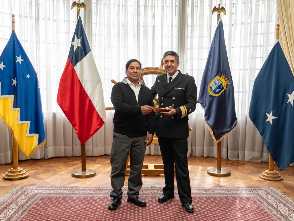 Aquiles Vargas entrega al Comandante en Jefe de la Tercera Zona Naval un replica de una canoa kawesqar Aquiles Vargas entrega al Comandante en Jefe de la Tercera Zona Naval un replica de una canoa kawesqar