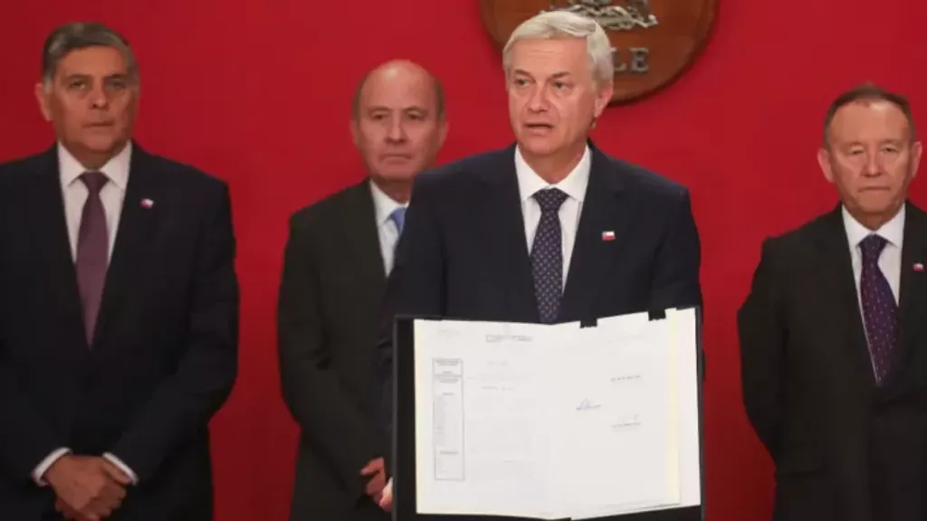 22no-afectemos-mas-a-la-patria22-con-llamado-a-evitar-protestas-kast-firma-ley-de-emergencia-energetica-750x400 22no-afectemos-mas-a-la-patria22-con-llamado-a-evitar-protestas-kast-firma-ley-de-emergencia-energetica-750x400