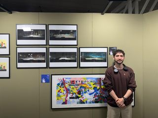 FOTO ROBERTO HOFER ASENCIO Y SUS DIBUJOS