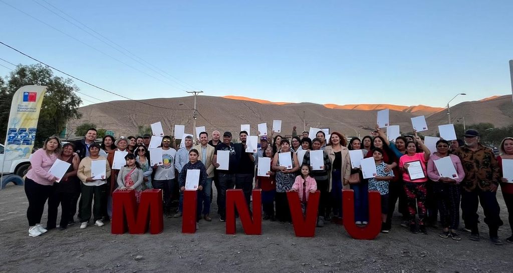 Foto-grupal-entrega-de-93-subsidios-habitacionales-MINVU-a-familias-del-Barrio-Transitorio-de-Emergencia-Nantoco