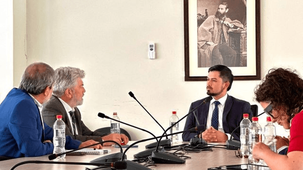 f4e6c6e4-9fe8-475f-b1dc-ee386d4605d5-medium-standard-q100 f4e6c6e4-9fe8-475f-b1dc-ee386d4605d5-medium-standard-q100